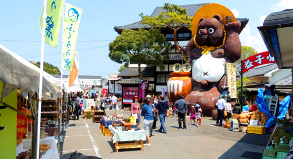 ＜新宿発・西船橋発＞ ザ・セール！ 秋の益子陶器市 と 秋バラの甘い香りに包まれるローズガーデン