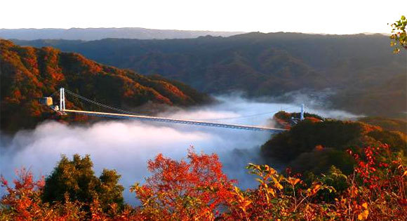 ＜新宿発・西船橋発＞ 日本三名瀑・紅葉に染まる袋田の滝 と 絶景！大パノラマの渓谷美・竜神大吊橋　 ～新入荷！常陸秋そば使用「名物・つけけんちん蕎麦」の昼食付き♪～
