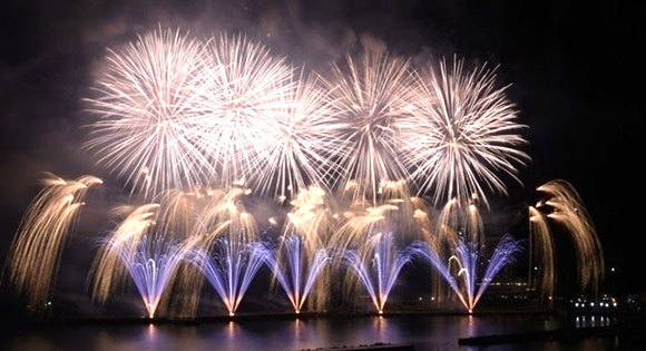＜新宿発・西船橋発＞ 冬の夜空を彩る 熱海海上花火大会 と 光のトンネル！時之栖イルミネーション　そして御殿場高原ビールで豪華50種ブッフェの夕食 